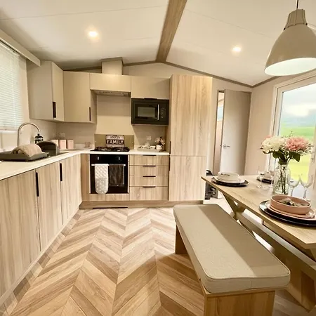 Chalet Hot Tub - Corner Plot & Fishing Lakes