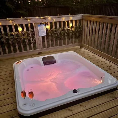 Hot Tub - Corner Plot & Fishing Lakes شاليه *