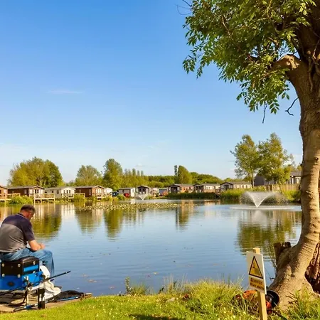 Hot Tub - Corner Plot & Fishing Lakes *